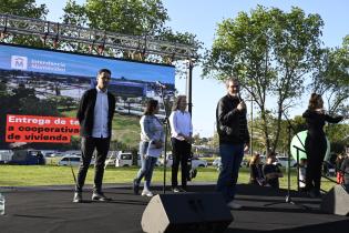 Entrega de terrenos a cooperativas de viviendas en barrio de la Innovación