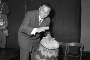 Romeo Gavioli en los estudios de Radio Carve. Año 1955 Romeo Gavioli en los estudios de Radio Carve. Año 1955