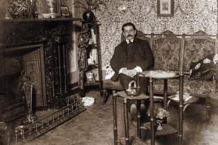 José Enrique Rodó en la sala de estar de su casa José Enrique Rodó en la sala de estar de su casa
