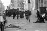 Represión policial en manifestación antidictatorial. A la derecha: Universidad de la República y Biblioteca Nacional. Avenida 18 de Julio, esquina Tristán Narvaja. 3 de junio de 1984