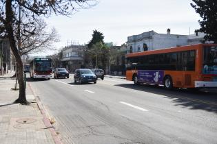 Pintura de carril Solo Bus en Av. Agraciada desde Pablo Zufriategui hasta Av. Joaquín Suárez