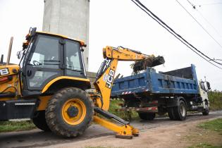 Limpieza de cuneta en Pasaje 4 Metros