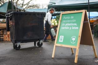 Instalación de puntos de recolección de plástico, cartón y latas en ferias de Montevideo