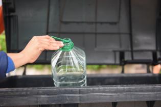 Instalación de puntos de recolección de plástico, cartón y latas en ferias de Montevideo