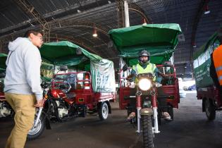 Entrega de motocarros en el Modelo Abierto