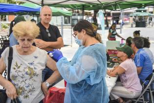 Jornada de vacunación por covid-19 en la explanada de la Intendencia