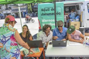 Jornada de vacunación por covid-19 en la explanada de la Intendencia