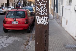 Limpieza de vandalización a monumento a Julio Castro