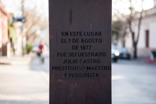 Limpieza de vandalización a monumento a Julio Castro