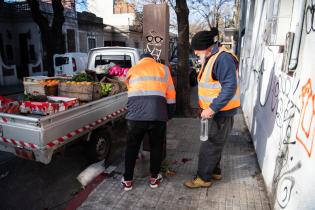 Limpieza de vandalización a monumento a Julio Castro