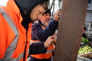 Limpieza de vandalización a monumento a Julio Castro