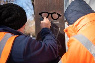 Limpieza de vandalización a monumento a Julio Castro