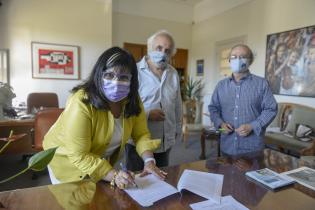 Firma de convenio de apoyo a la Federación Uruguaya de Teatros Independientes en el marco del Programa Fortalecimiento de las Artes Firma de convenio de apoyo a la Federación Uruguaya de Teatros Independientes en el marco del Programa Fortalecimiento de las Artes