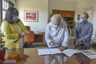 Firma de convenio de apoyo a la Federación Uruguaya de Teatros Independientes en el marco del Programa Fortalecimiento de las Artes Firma de convenio de apoyo a la Federación Uruguaya de Teatros Independientes en el marco del Programa Fortalecimiento de las Artes