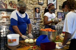 Visita a olla popular en Asociación Cultural Cuareim 1080