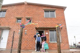 Entrega de viviendas en el barrio Cauceglia