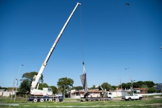 Izaje de escultura en homenaje a Idea Vilariño Izaje de escultura en homenaje a Idea Vilariño