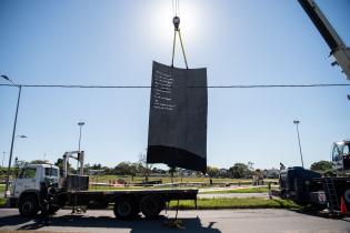 Izaje de escultura en homenaje a Idea Vilariño