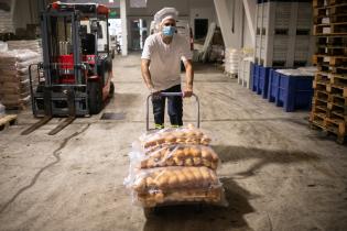 Entrega de panes en el marco del Plan ABC a ollas populares del Centro de Industriales Panderos del Uruguay