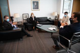 Reunión entre Luis Lacalle Pou, Carolina Cosse, Yamandú Orsi y Andrés Lima.