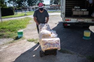 Entrega de alimentos a ollas populares en el marco del Plan ABC.