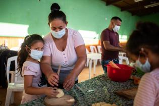 Entrega de alimentos a ollas populares en el marco del Plan ABC.