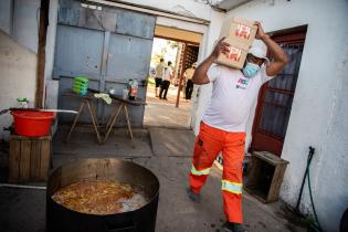 Entrega de alimentos a ollas populares en el marco del Plan ABC.