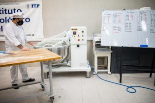 Elaboración de pan en el Centro de Industriales Panaderos del Uruguay