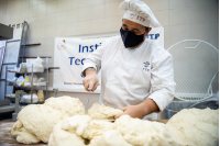 Elaboración de pan en el Centro de Industriales Panaderos del Uruguay