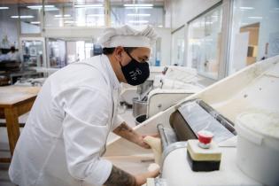 Elaboración de pan en el Centro de Industriales Panaderos del Uruguay