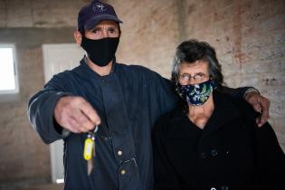 Entrega de viviendas en el barrio Cauceglia