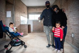 Entrega de viviendas en el barrio Cauceglia