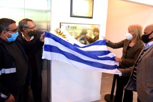 Placa en reconocimiento a trabajadoras y trabajadores  de la UAM