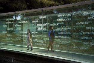 Intendenta Carolina Cosse visita el memorial de los Detenidos Desaparecidos Intendenta Carolina Cosse visita el memorial de los Detenidos Desaparecidos