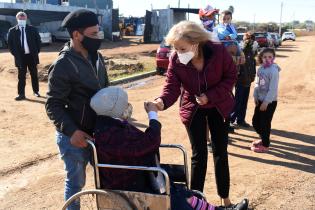 Entrega de viviendas en  barrio Cauceglia