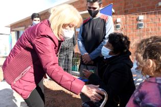 Entrega de viviendas en  barrio Cauceglia