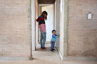 Entrega de viviendas en  barrio Cauceglia