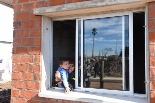 Entrega de viviendas en  barrio Cauceglia