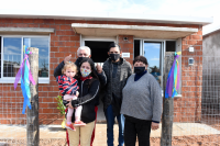 Entrega de viviendas en  barrio Cauceglia