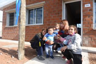 Entrega de viviendas en  barrio Cauceglia