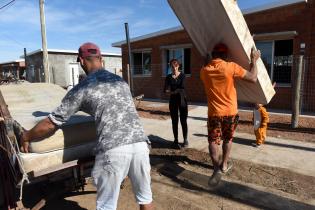 Entrega de viviendas en  barrio Cauceglia