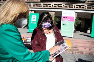 Donación de libros en la explanada de la Intendencia de Montevideo