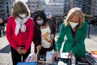 Donación de libros en la explanada de la Intendencia de Montevideo