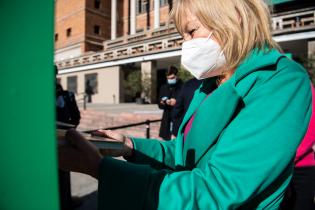 Donación de libros en la explanada de la Intendencia de Montevideo