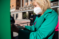 Donación de libros en la explanada de la Intendencia de Montevideo