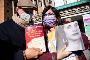 Donación de libros en la explanada de la Intendencia de Montevideo