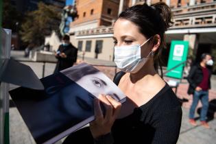 Donación de libros en la explanada de la Intendencia de Montevideo