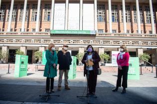 Donación de libros en la explanada de la Intendencia de Montevideo