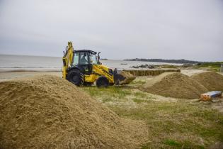 Depósito de arena en cercas captoras de Playa Santa Catalina