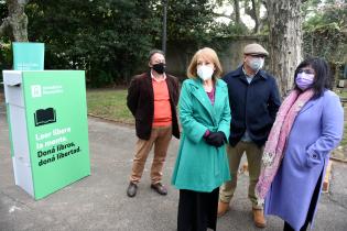 Donación de libros en el Jardín Botánico